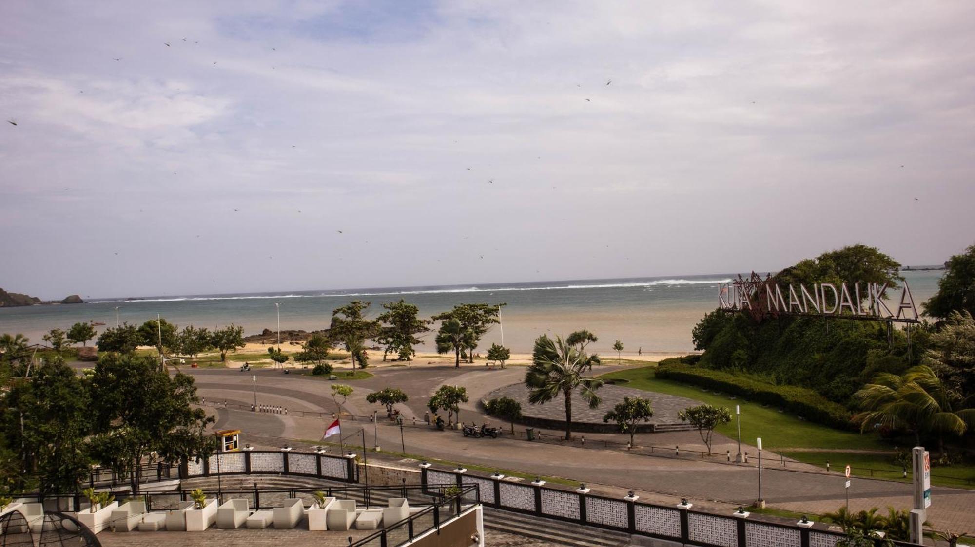 Raja Hotel Kuta Mandalika Resort & Convention Exterior photo