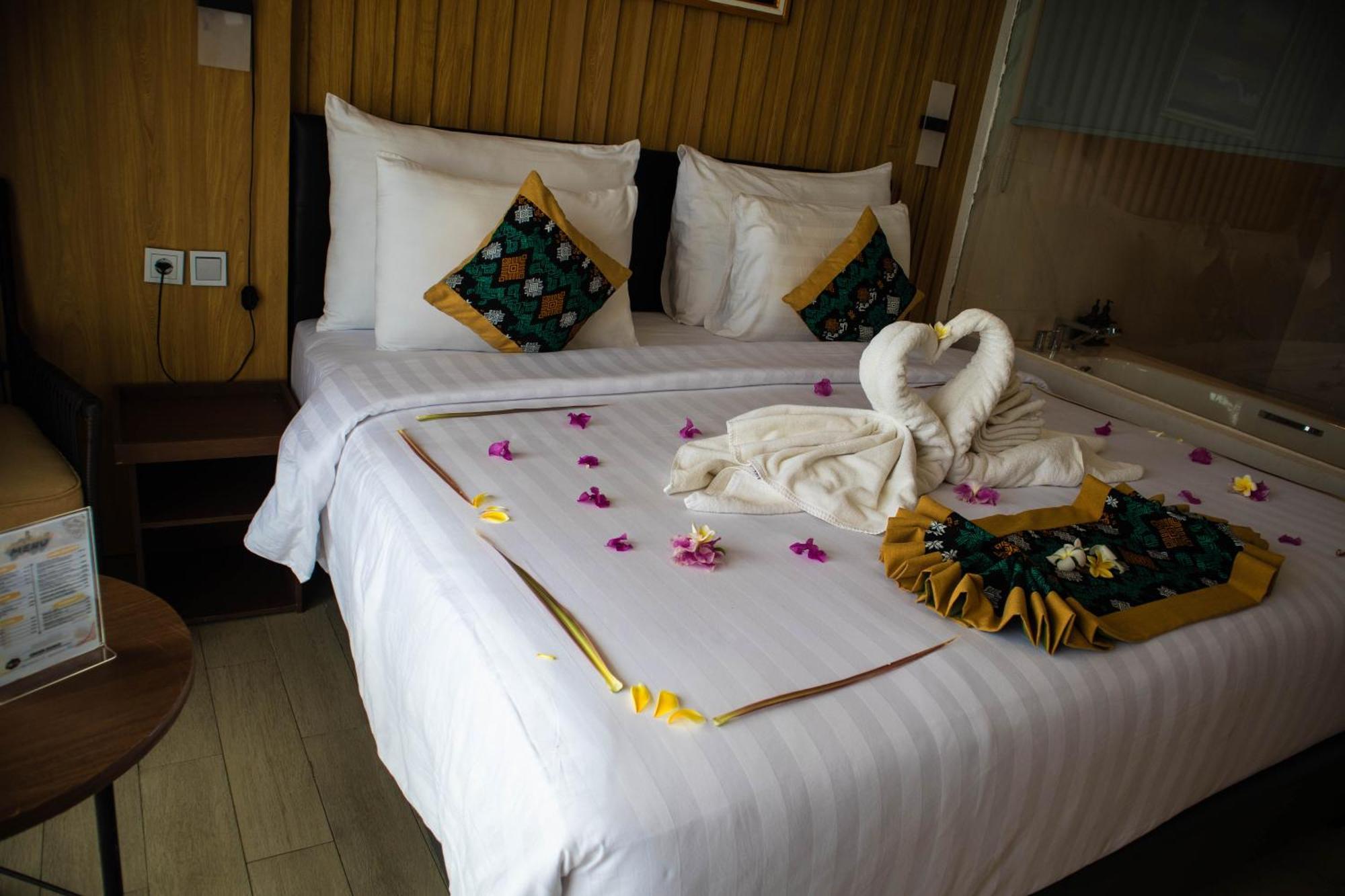 Raja Hotel Kuta Mandalika Resort & Convention Exterior photo